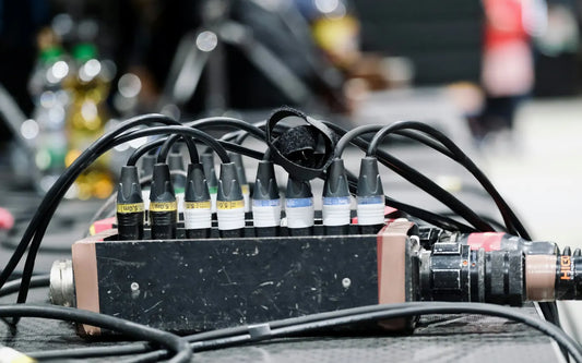 Boîtier de scène relié à plusieurs câbles XLR