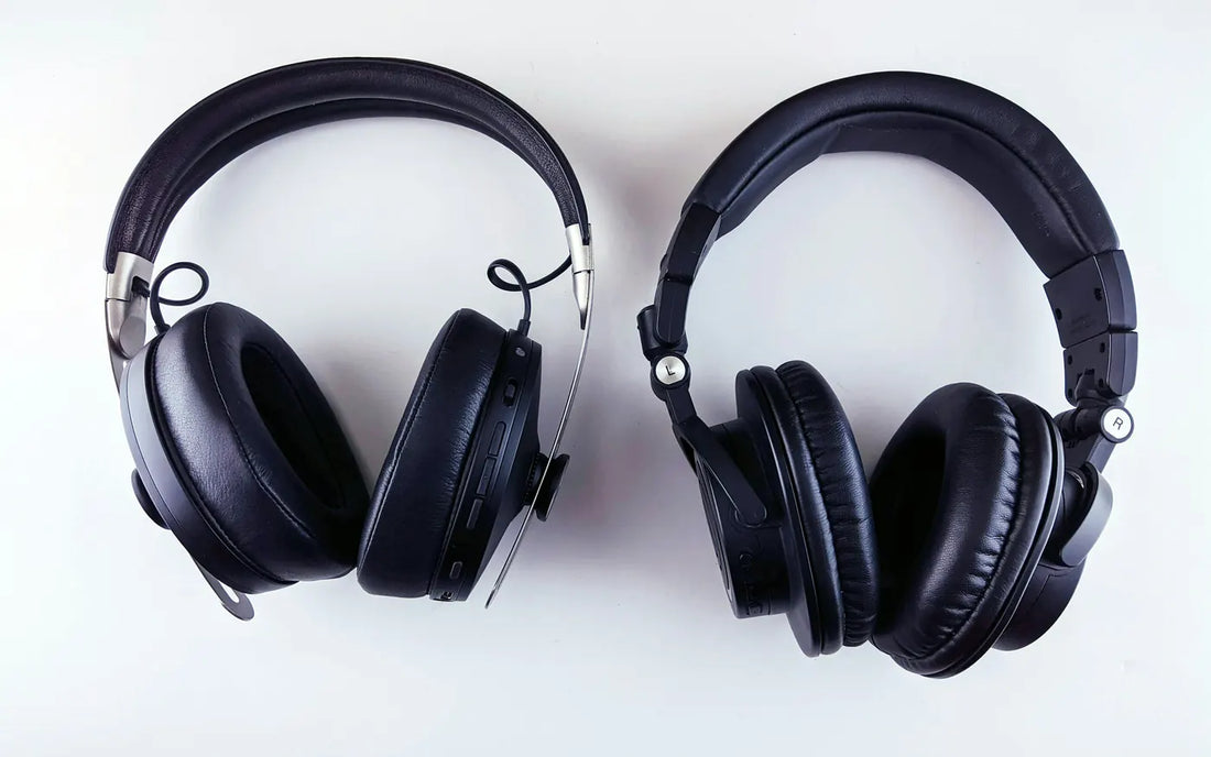 Deux casques studio fermés posés sur fond blanc