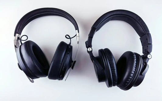 Deux casques studio fermés posés sur fond blanc