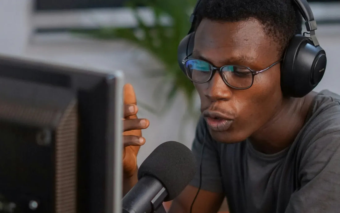 Animateur qui parle dans un micro dynamique, casque sur les oreilles
